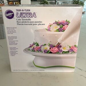 Wilton Trim-N-Turn Ultra Cake Decorating Turntable / Cake Decorating Stand NEW